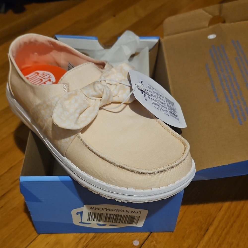 Hey Dude Kids Moccasins in Pinkish Cream,tag Says Pink But They Are Super Light